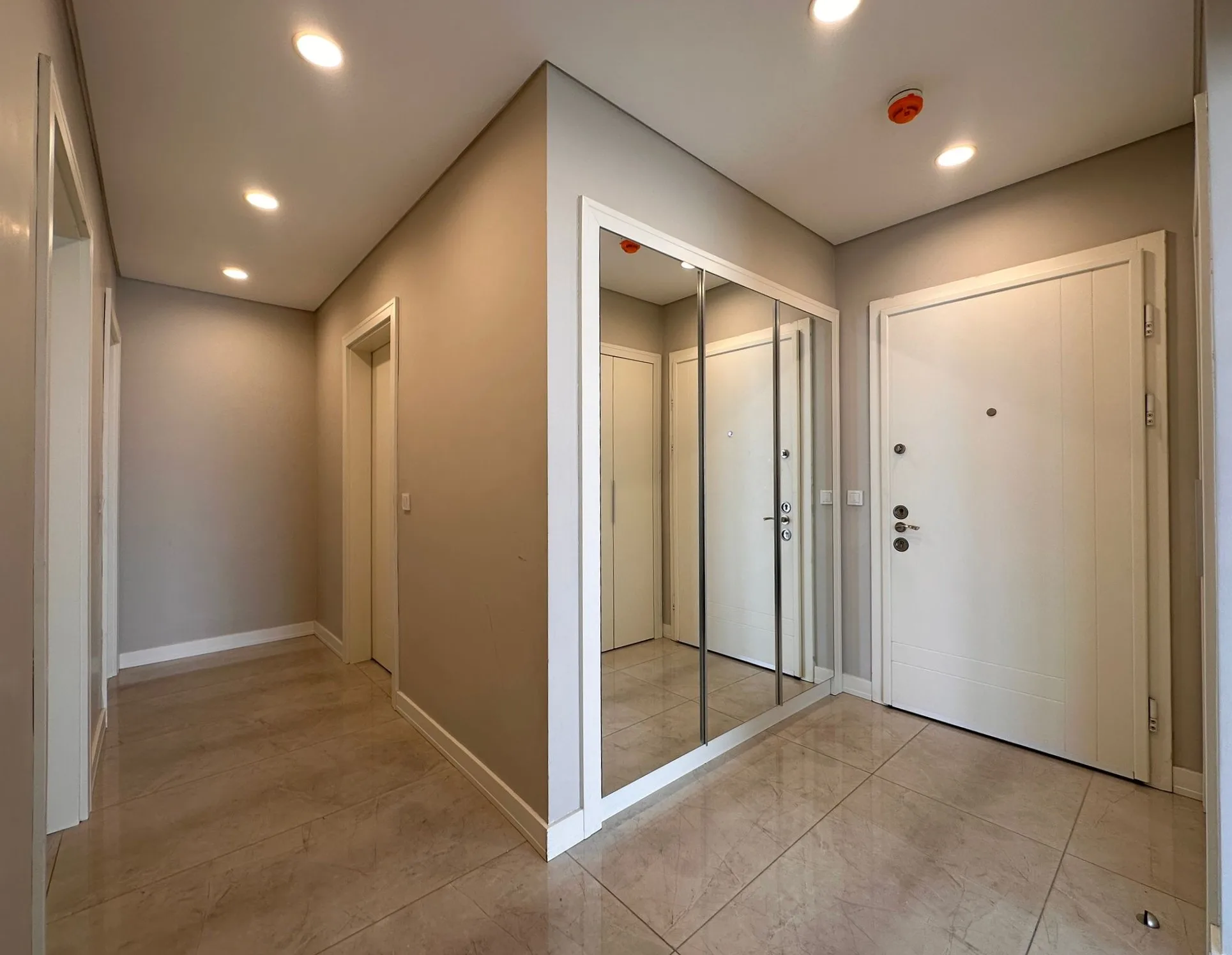 FOA'dan Avrupa Konutları 5 Göl Manzaralı Ebveyn Banyolu 2+1 Kiralık