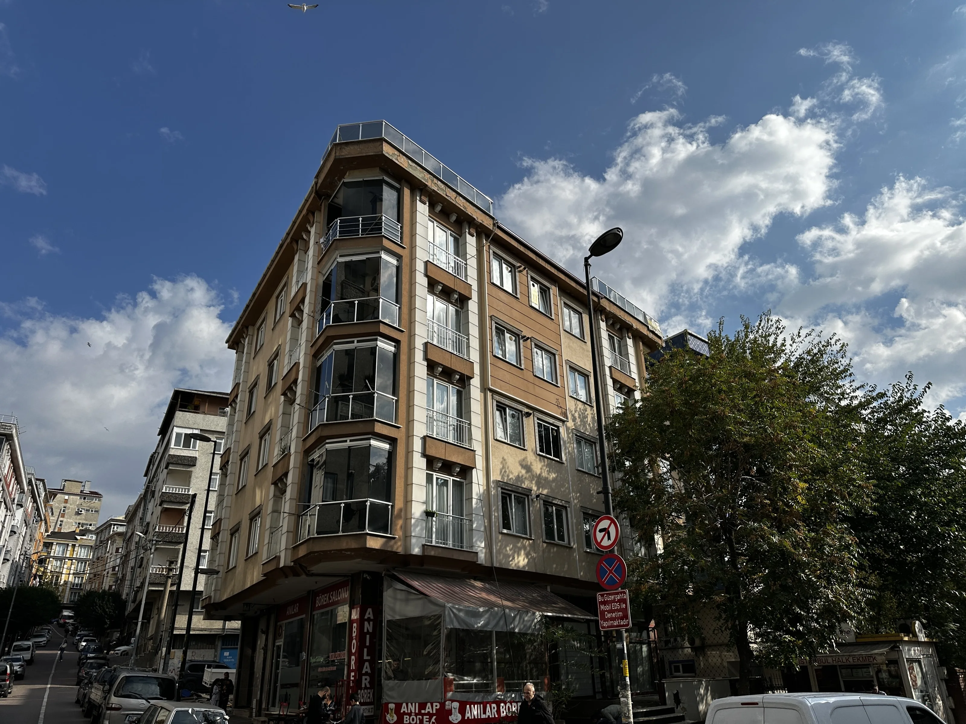 FOA'dan Bahçelievler Ahmet Yesevi Caddesinde Satılık 35m² Dükkan